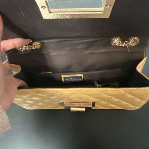 Vegan beige shoulder bag with gold chain strap - Picture 3 of 3